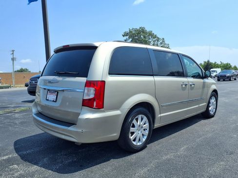 Used 2016 Chrysler Town & Country Touring w/ Driver Convenience Group FWD image 5