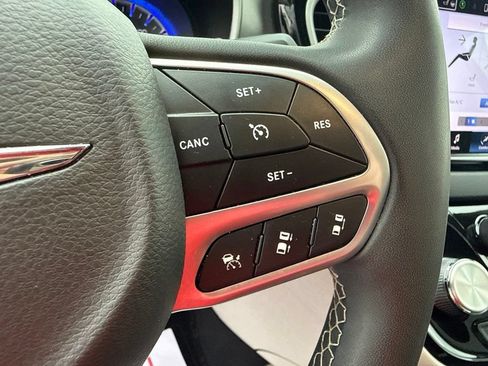 Used 2023 Chrysler Pacifica Touring-L FWD image 23