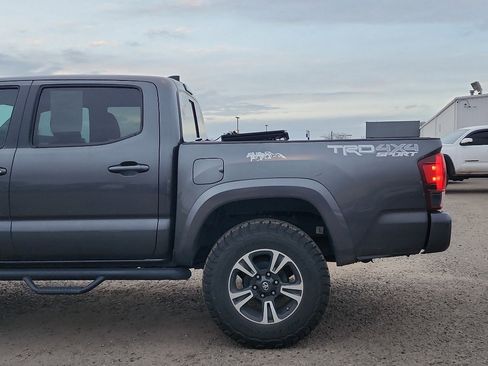Used 2018 Toyota Tacoma TRD Sport image 11