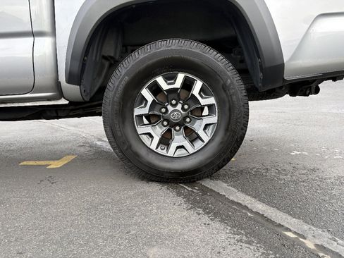 Used 2016 Toyota Tacoma TRD Off-Road w/ Premium & Technology Package image 13