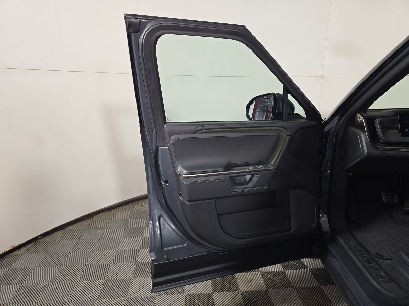 Used 2025 Rivian R1T Adventure Dual AWD/4WD image 16
