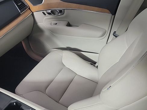 Used 2021 Volvo XC90 T6 Momentum w/ Climate Package image 25