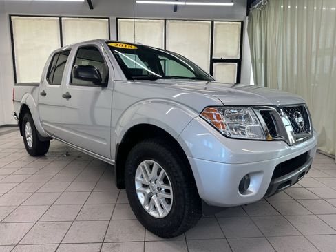 Used 2018 Nissan Frontier SV AWD/4WD image 2