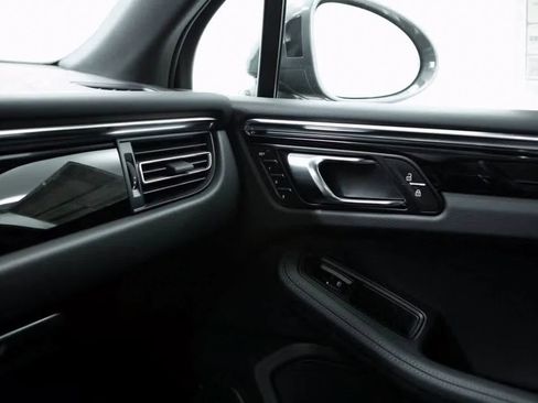 Certified 2025 Porsche Macan Turbo image 24