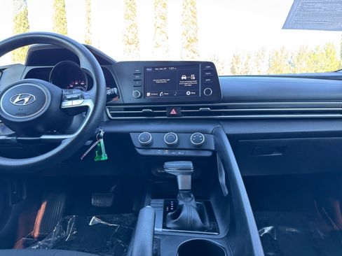 Used 2022 Hyundai Elantra SE image 14