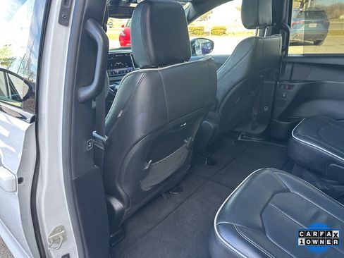 Used 2025 Chrysler Pacifica Limited image 44