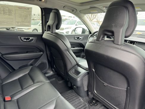 Used 2018 Volvo XC60 T6 Momentum w/ Advanced Package image 38
