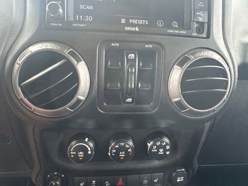Used 2013 Jeep Wrangler Unlimited Sahara AWD/4WD image 17