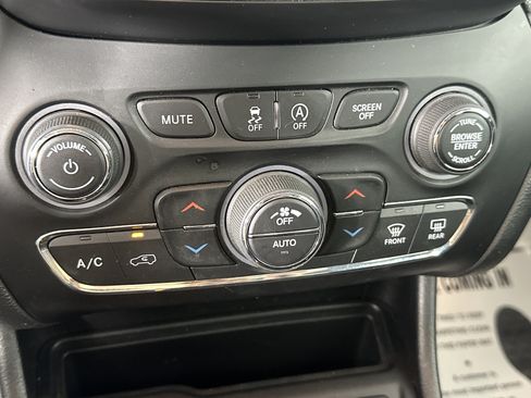 Used 2019 Jeep Cherokee Overland w/ Technology Group image 24