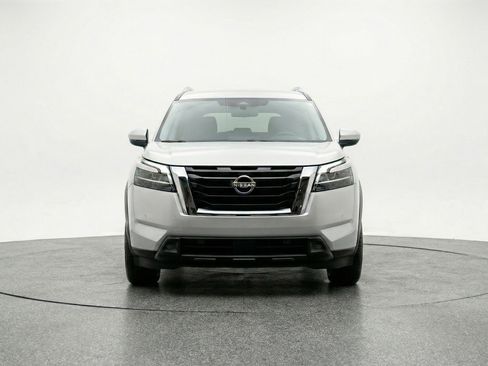 Used 2025 Nissan Pathfinder SV FWD image 2
