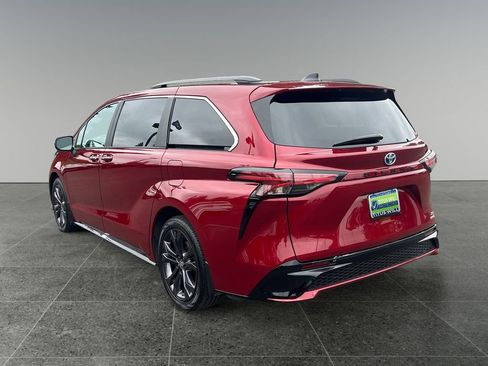 Used 2024 Toyota Sienna XSE FWD image 8