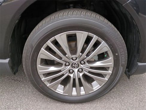 Used 2022 Toyota Venza Limited w/ Advanced Technology Package image 10