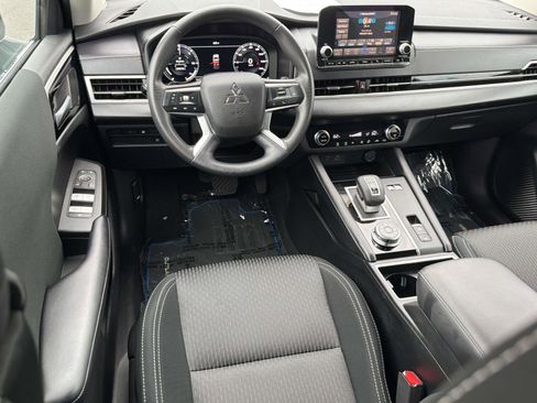 Used 2023 Mitsubishi Outlander ES image 8