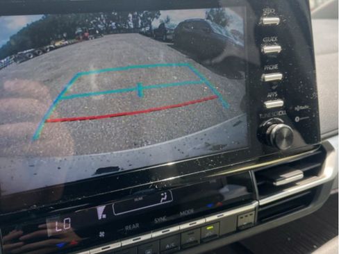 Used 2021 Toyota Sienna LE FWD image 3