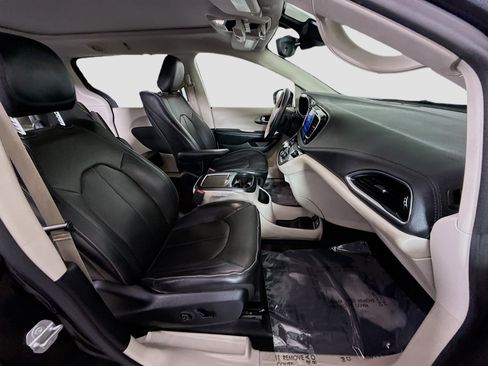 Used 2017 Chrysler Pacifica Limited w/ UConnect Theater Package FWD image 27