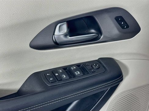Used 2024 Chrysler Pacifica Touring-L FWD image 17