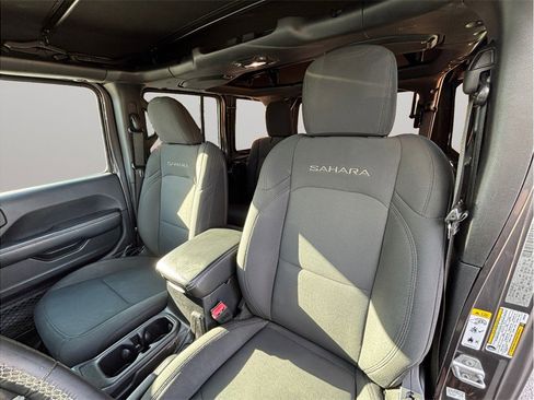 Used 2018 Jeep Wrangler Unlimited Sahara image 15