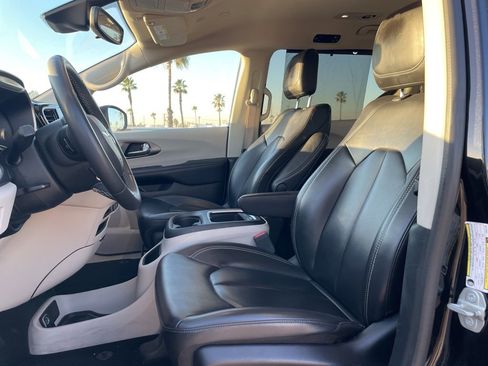 Used 2023 Chrysler Pacifica Touring-L image 7