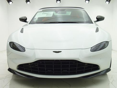 Used 2023 Aston Martin V8 Vantage Roadster RWD image 23