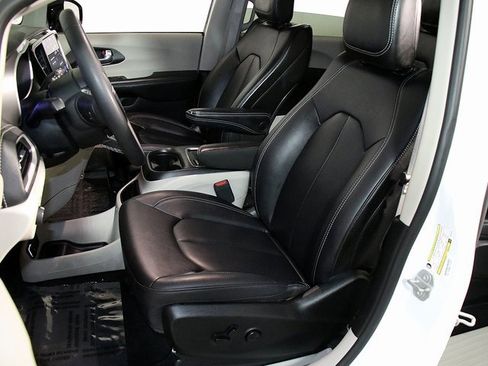 Used 2024 Chrysler Pacifica Select image 4