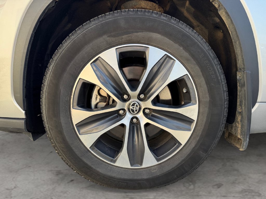 Used 2020 Toyota Highlander XLE AWD/4WD image 9