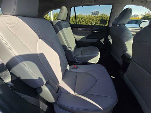 New 2026 Toyota Highlander Platinum image 14