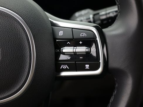 Used 2025 Kia Carnival FWD image 25