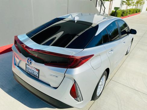 Used 2022 Toyota Prius Prime Limited FWD image 11