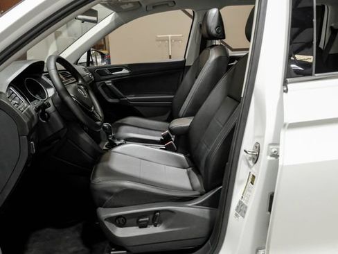 Used 2018 Volkswagen Tiguan SE w/ Panoramic Sunroof Package FWD image 4
