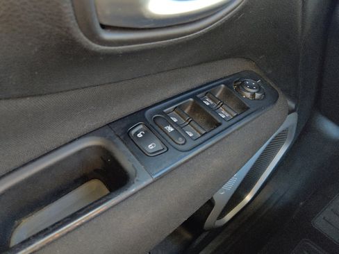 Used 2019 Jeep Renegade Sport image 27