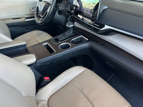 Used 2024 Toyota Sienna XLE image 17