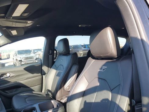 New 2026 Chrysler Pacifica Select image 11