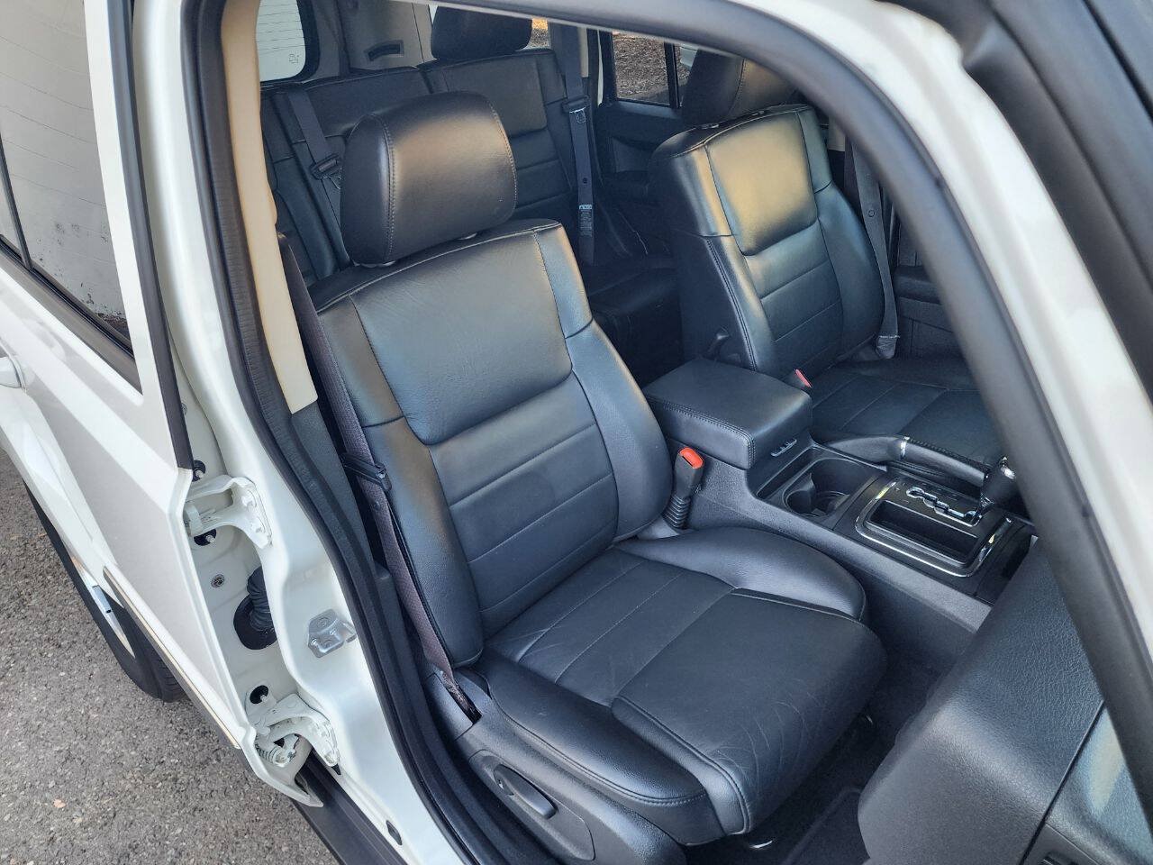 Used 2010 Jeep Commander Sport w/ Sun/Sound Group RWD image 24