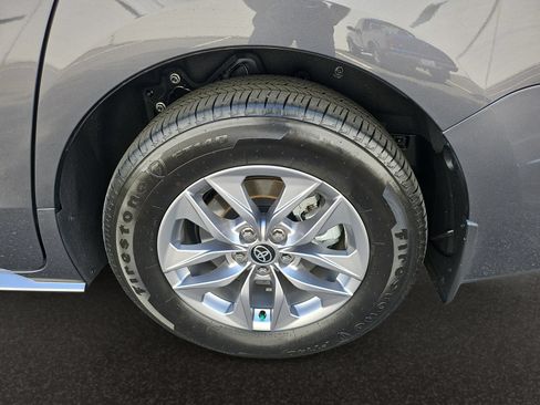 Used 2025 Toyota Sienna XLE FWD image 46
