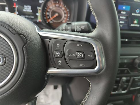 Used 2025 Jeep Wrangler Unlimited Sahara AWD/4WD image 38