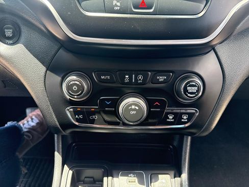 Used 2019 Jeep Cherokee Latitude Plus FWD image 21
