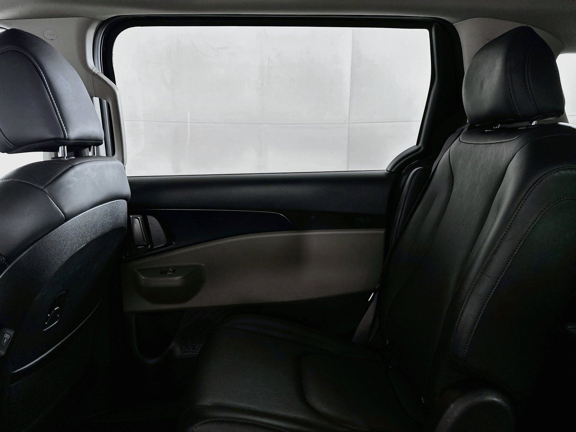 Used 2025 Kia Carnival FWD image 30