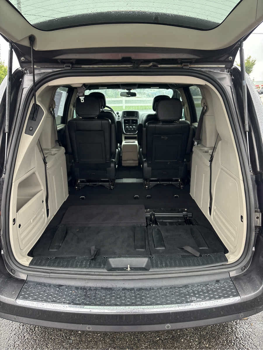 Used 2017 Dodge Grand Caravan SXT w/ Rear Park Assist Package FWD image 10