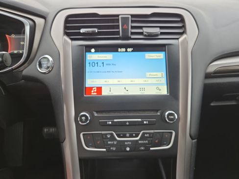 Used 2017 Ford Fusion SE w/ Fusion SE Technology Package image 19