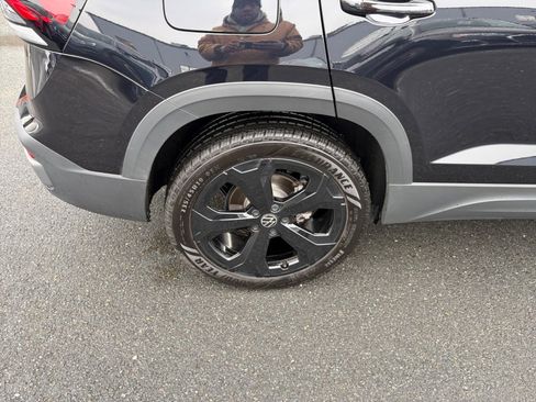 Used 2025 Volkswagen Taos SE image 23