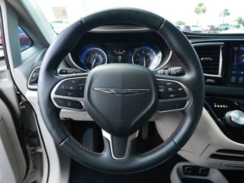 Used 2017 Chrysler Pacifica Touring-L w/ Tire & Wheel Group FWD image 11