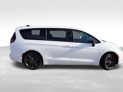New 2026 Chrysler Pacifica Select image 2