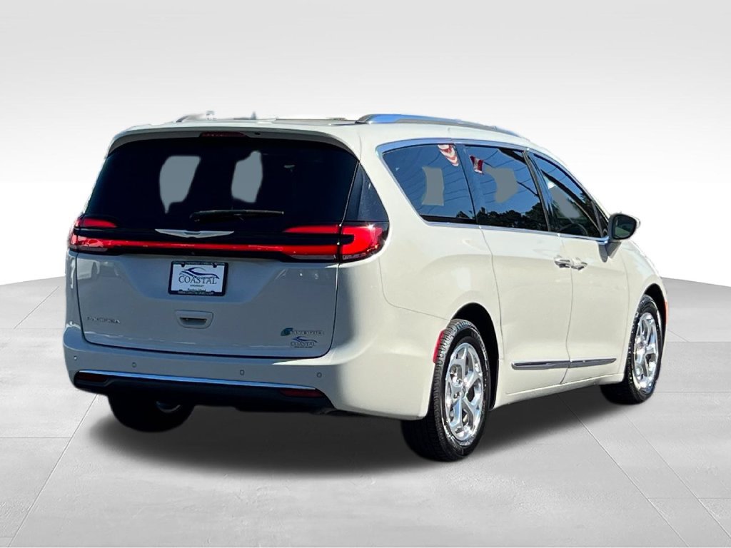 Used 2021 Chrysler Pacifica Limited w/ Uconnect Theater Family Group FWD image 12