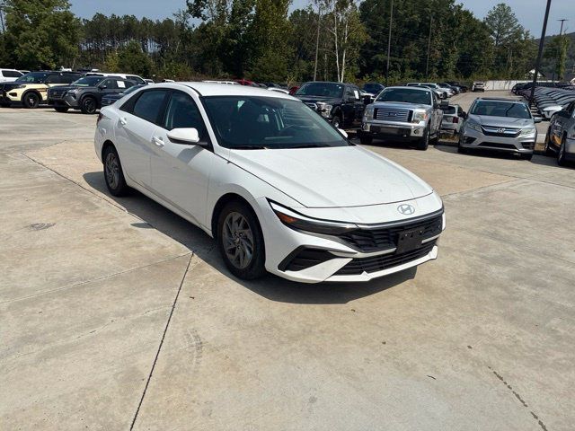 Used 2024 Hyundai Elantra SEL FWD image 2