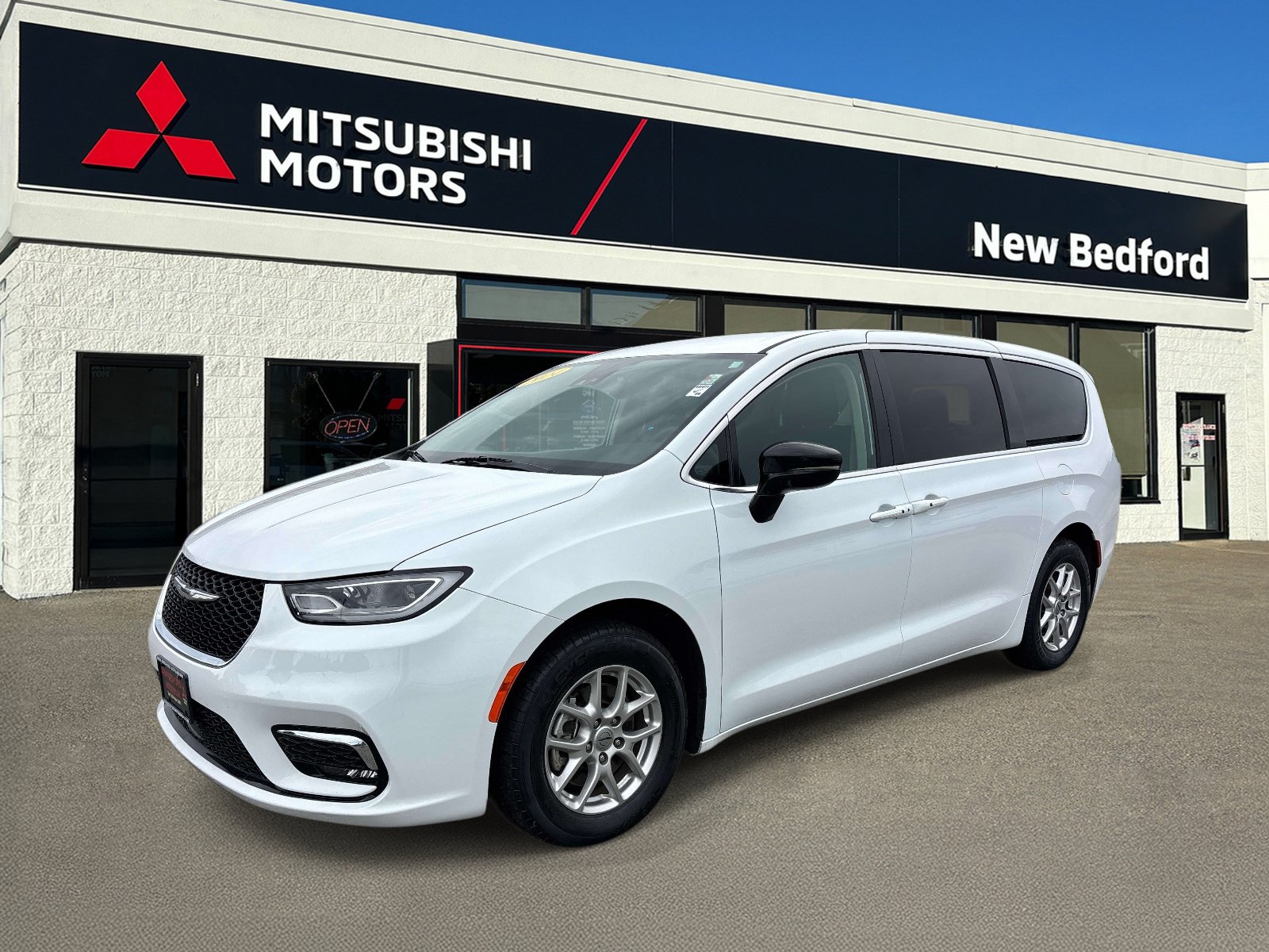 Used 2024 Chrysler Pacifica Touring-L FWD image 1