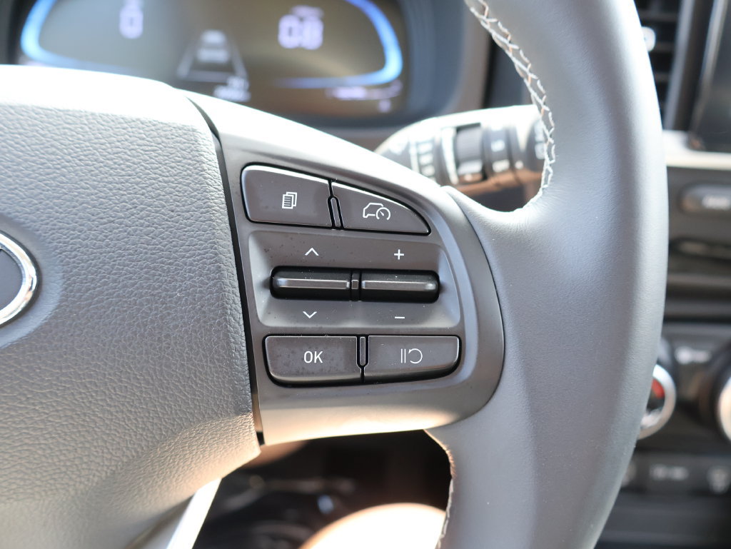 Used 2025 Hyundai Venue SEL FWD image 27