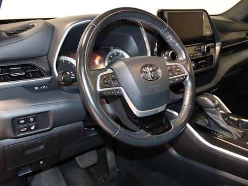 Used 2023 Toyota Highlander L image 38