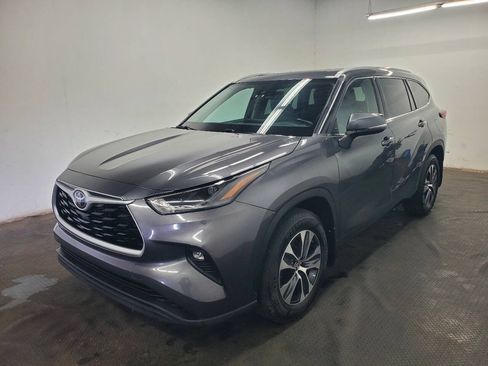 Used 2022 Toyota Highlander XLE AWD/4WD image 1