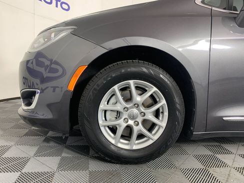 Used 2020 Chrysler Pacifica Touring-L image 12