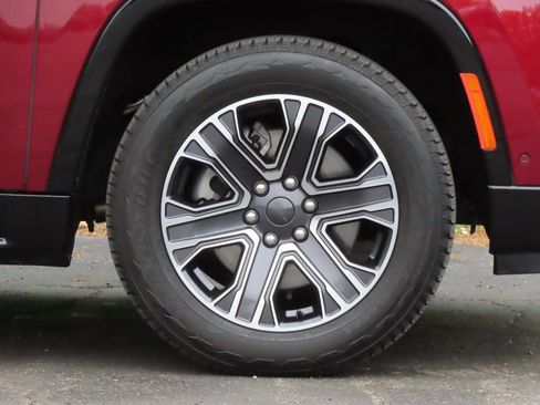 Used 2024 Jeep Wagoneer L Series II w/ Flexible Seating Group image 14